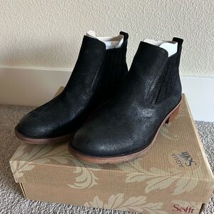 Aqua Sofft Bellis Chelsea Bootie. NWT size 9